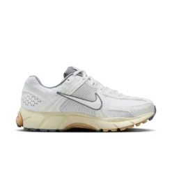 Nike Women's Zoom Vomero 5 'Summit White Pure Platinum' -Stussy Store AURORA FJ2028 101 PHSRH001 2000